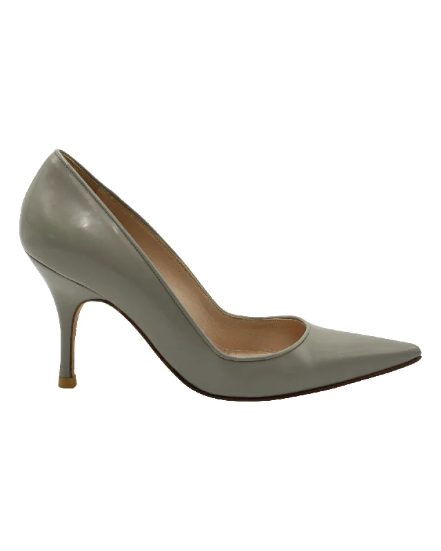 Women's bronze stiletto heel pumps for a warm and metallic lookManolo Blahnik Pointed Pumps in Grey Leather