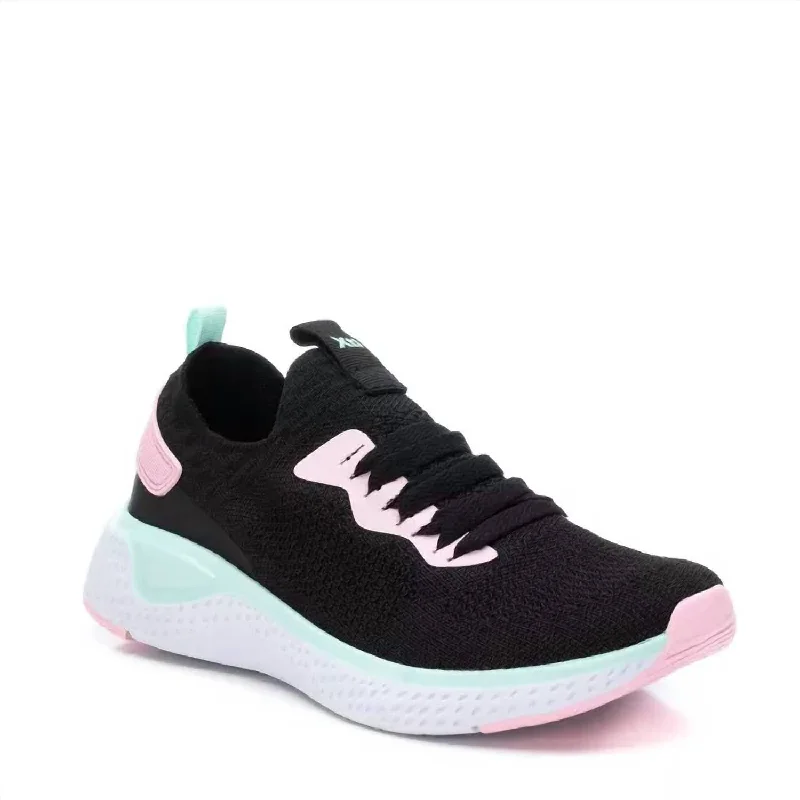 Lightweight Knit Women's Sneakers with Arch Support for All - Day ComfortWomen's Lace-Up Sneakers In Black